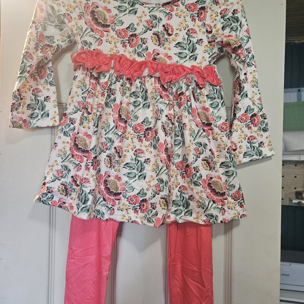 Girls size 5 matching long sleeve and pant set